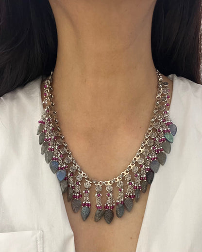 LEAF MOTIF NECKLACE